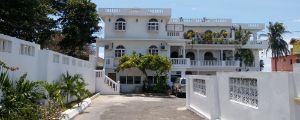 Callies Beach House - Guest Houses