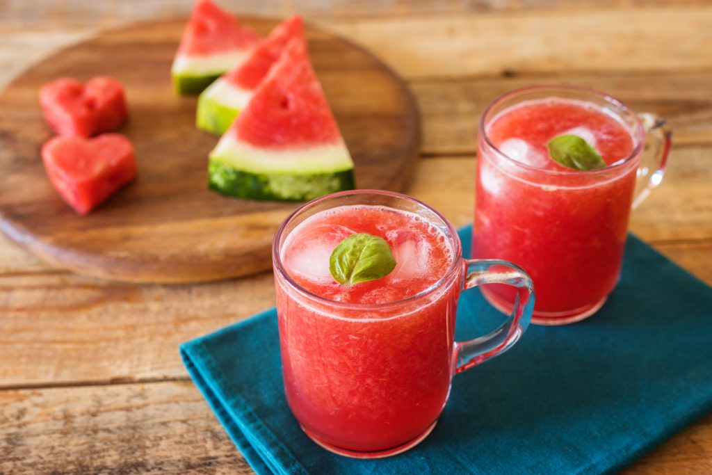 Findyello Yello Juice Bar article with healthy healthy smoothie with watermelon.