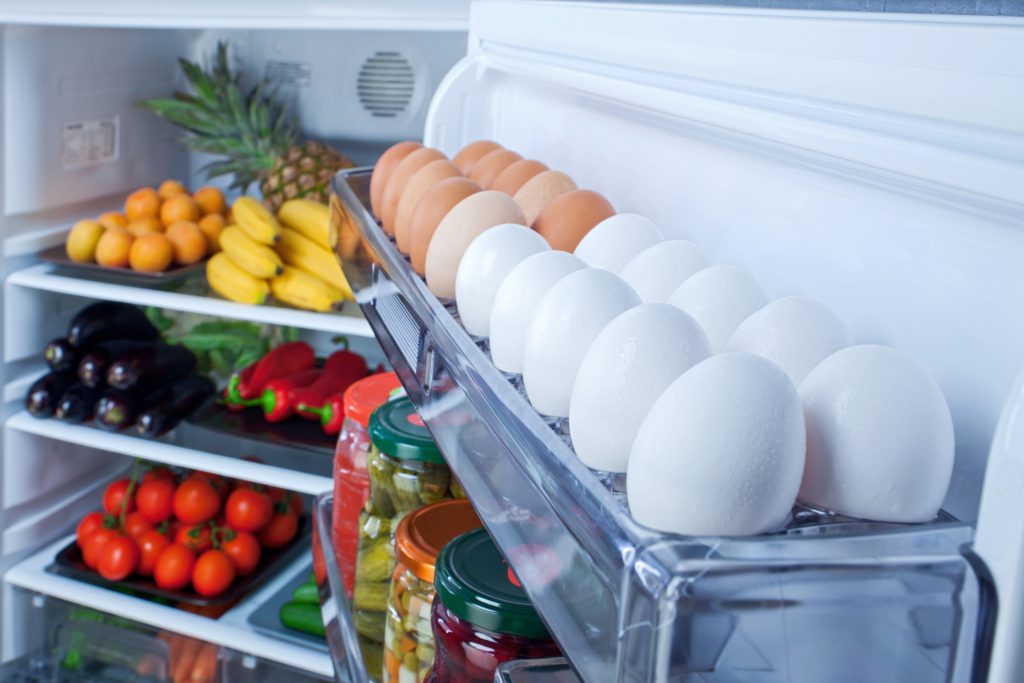 Findyello tips on storing produce without plastic; article shows fruits and food in fridge without plastic.