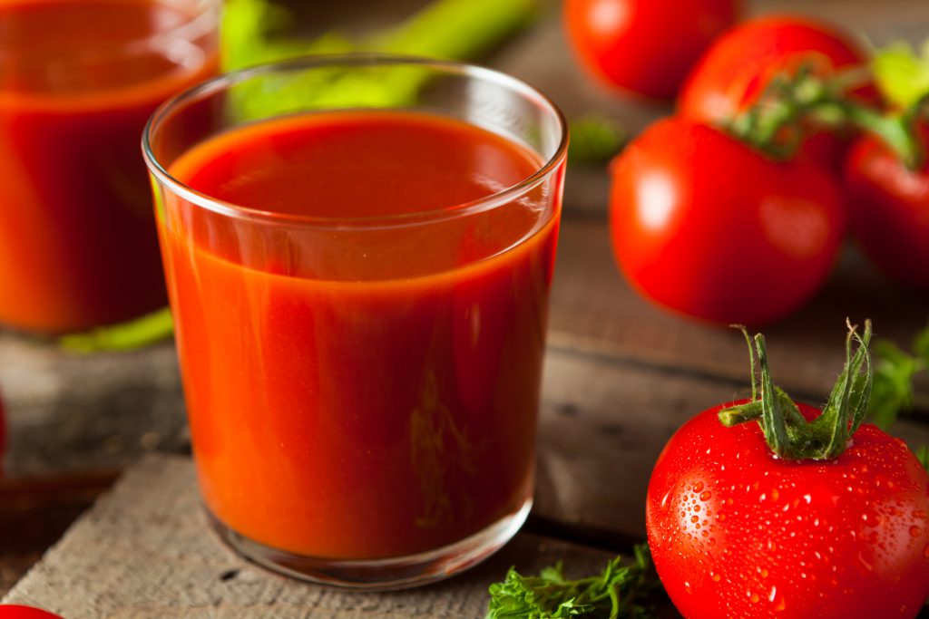 Findyello article eat by colour the benefits of your food colour groups with image showing glass of tomato juice and fresh tomatoes.