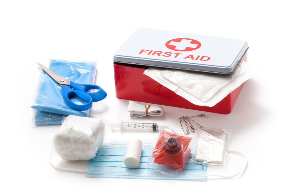 Get these 10 essential items for the first aid kit in your car