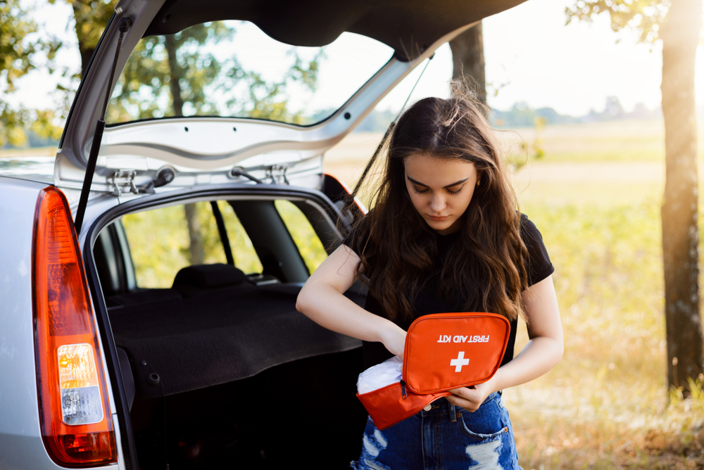 Get these 10 essential items for the first aid kit in your car